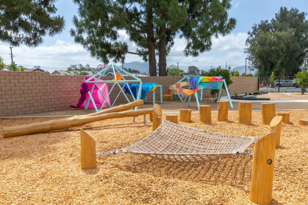 Timber balance beams, stumps and a net hammock at the KidSTREAM Children's Museum in Camarillo, California, a Landrec project